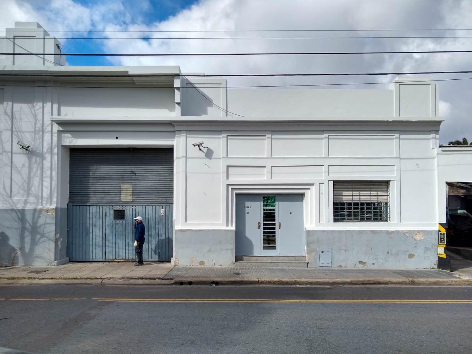 Fachada de la planta Asoprofarma antes de la intervención en Villa Urquiza