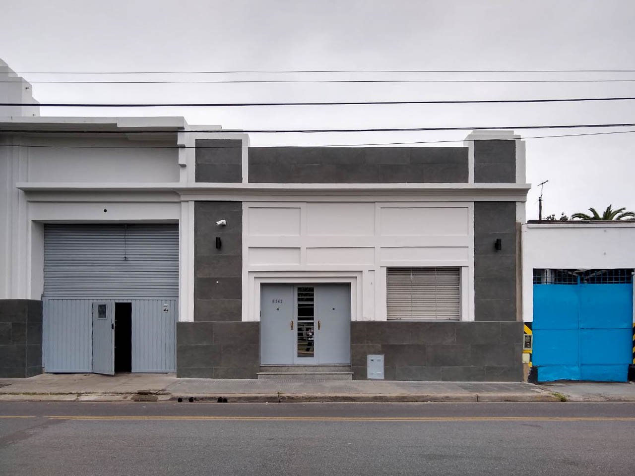 Fachada renovada de la planta Asoprofarma en Villa Urquiza, CABA