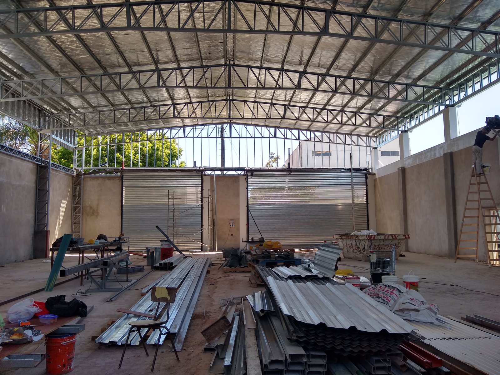 Estructura metálica del galpón logístico Asoprofarma en montaje, Vicente López