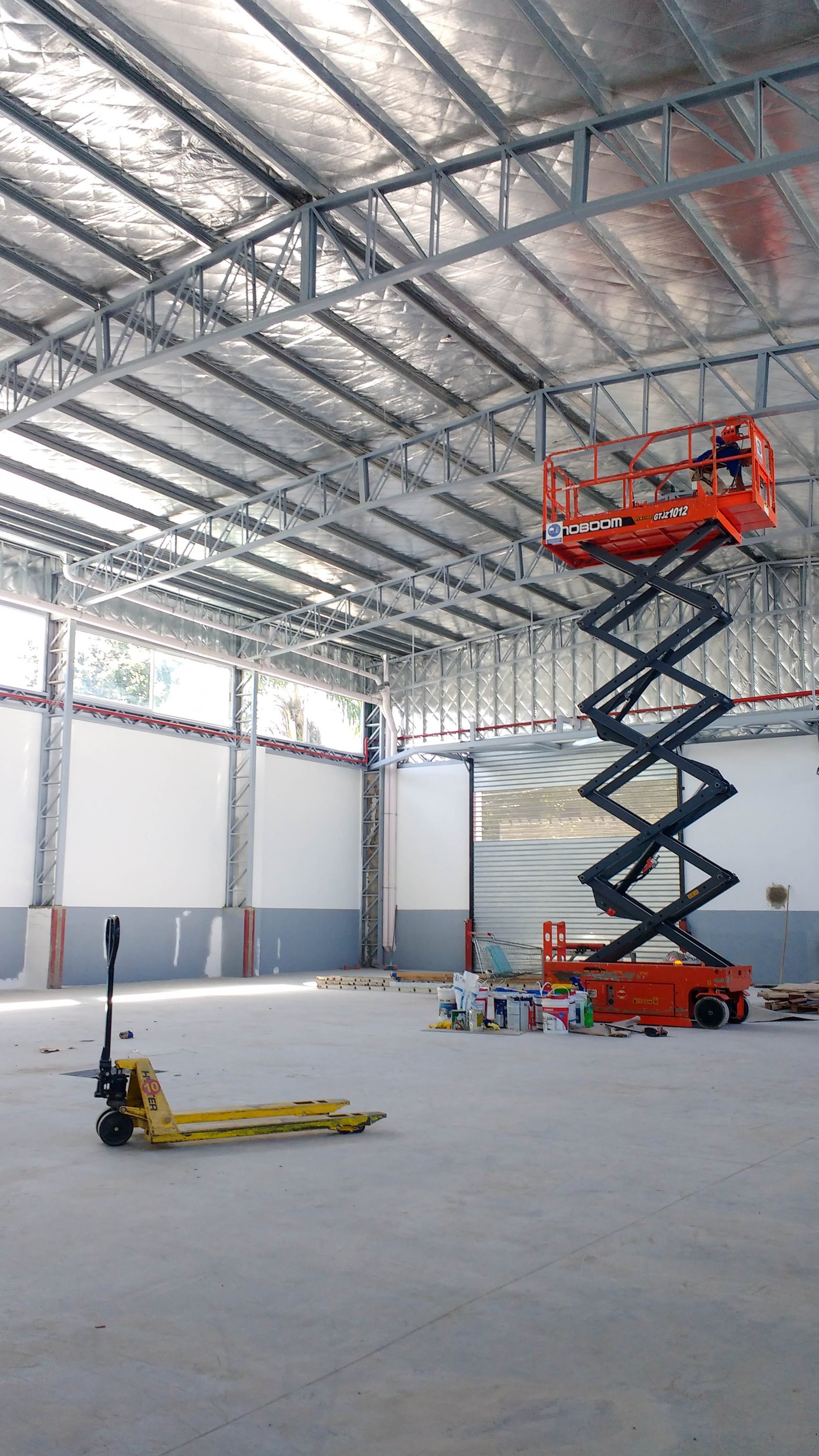 Avance de la estructura metálica del galpón Asoprofarma