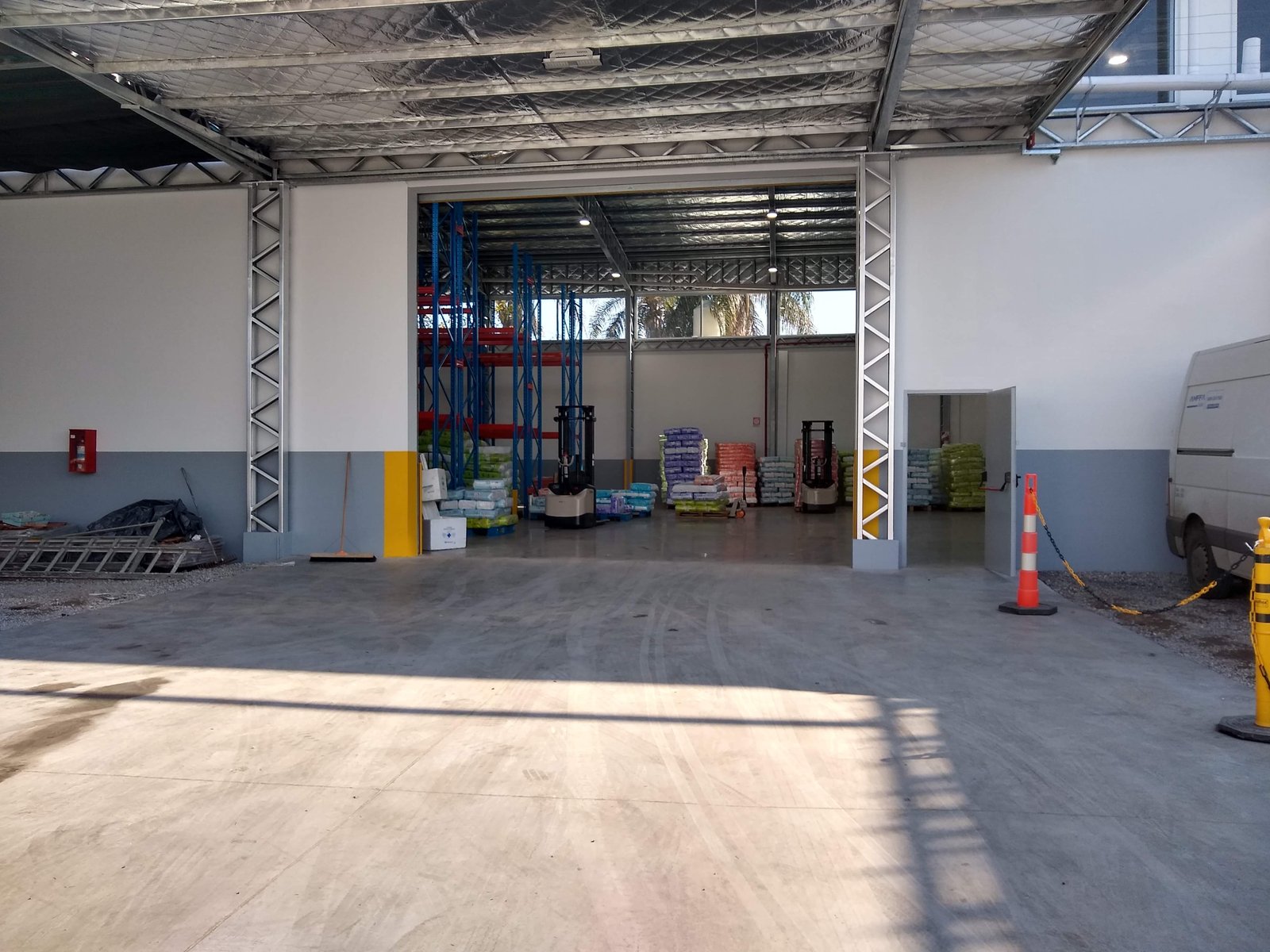 Interior del galpón logístico Asoprofarma con racks industriales