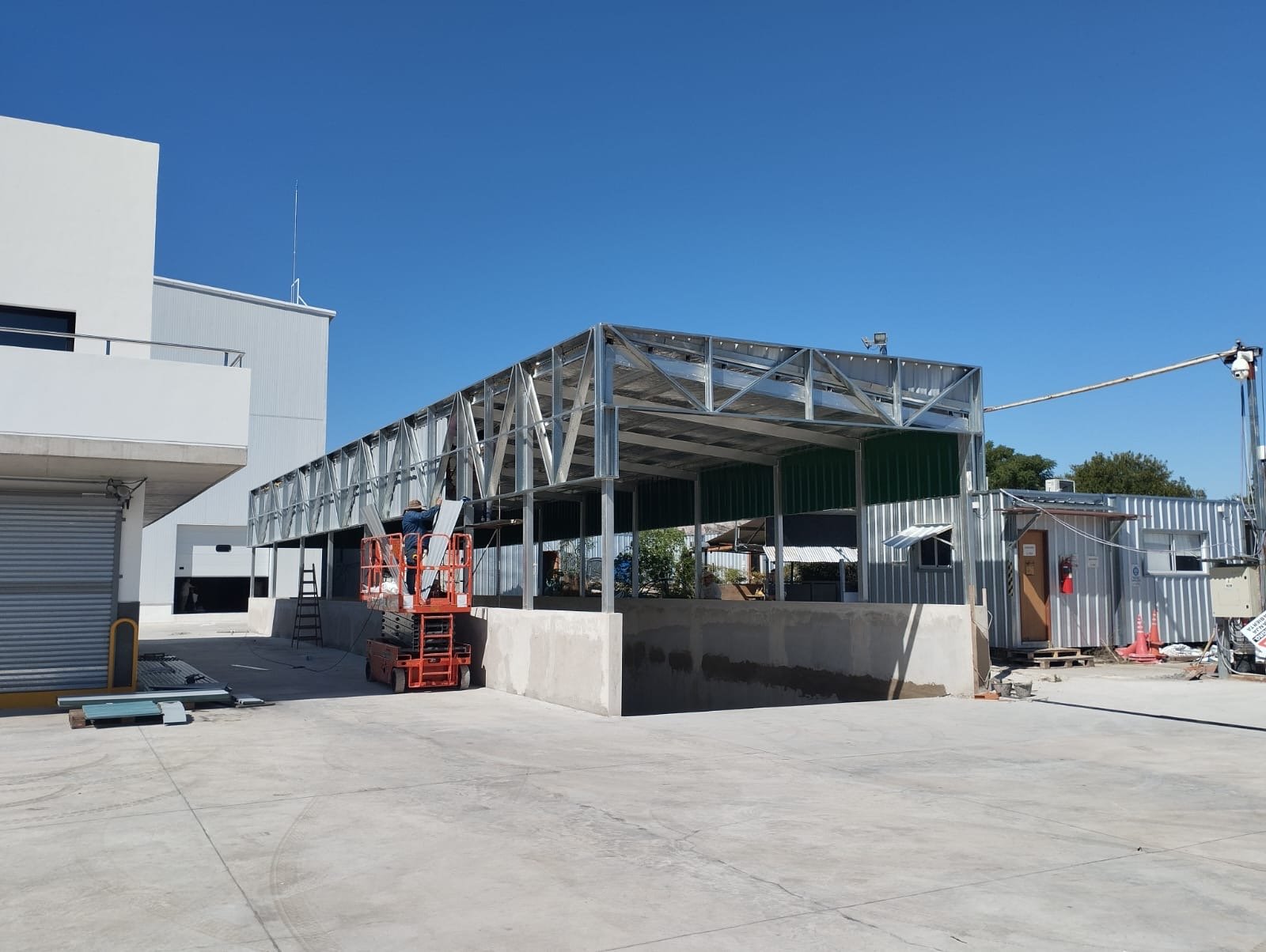 Estructura metálica del sector de comedor y playón de Asoprofarma