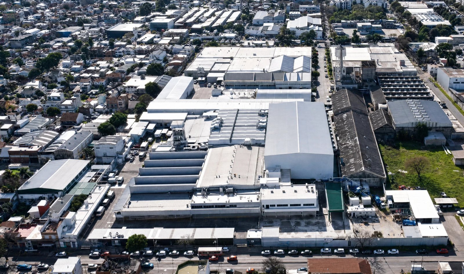 Vista aérea del edificio de oficinas Asoprofarma en Villa Adelina