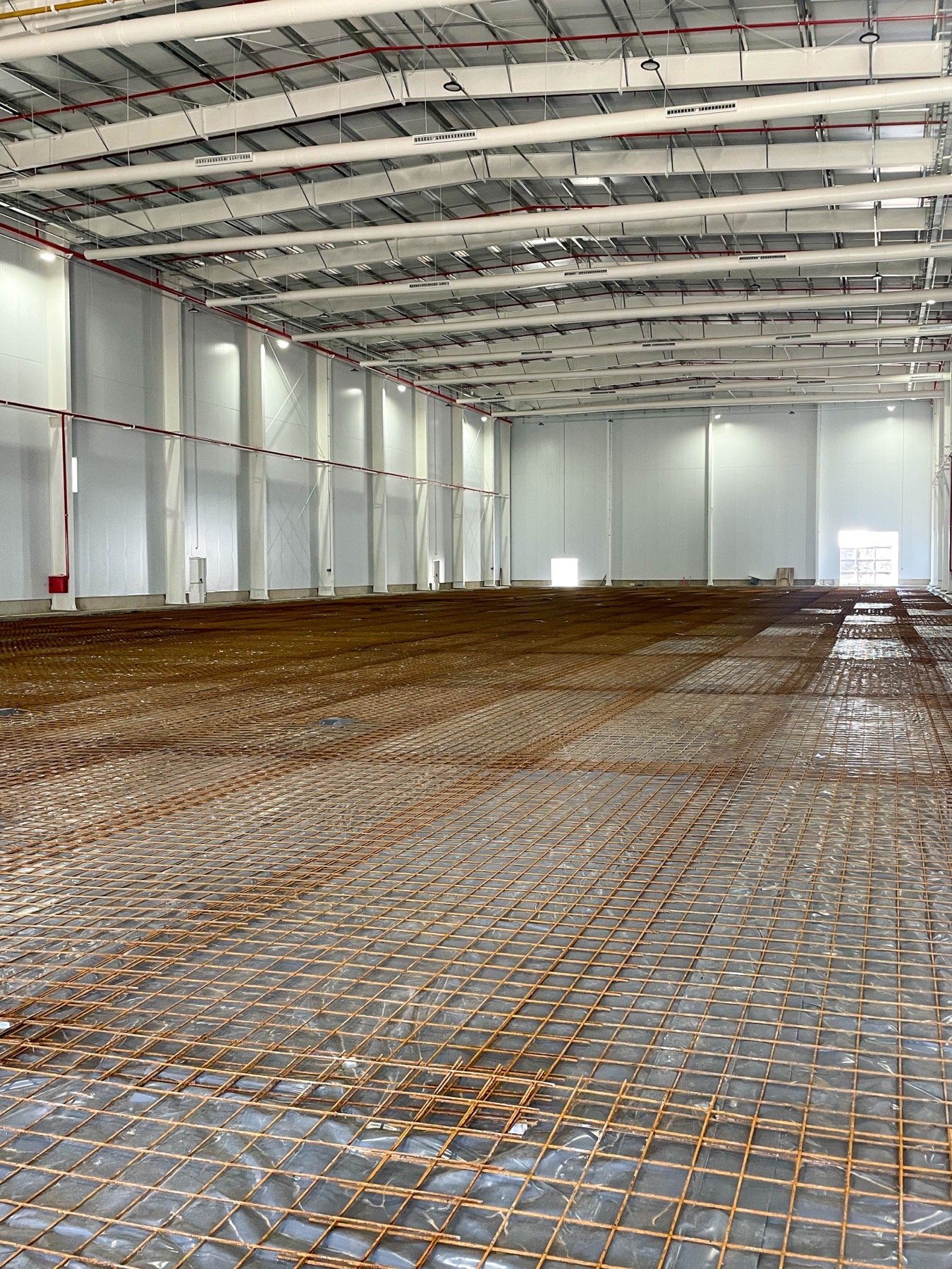 Nave industrial durante el emplacado
