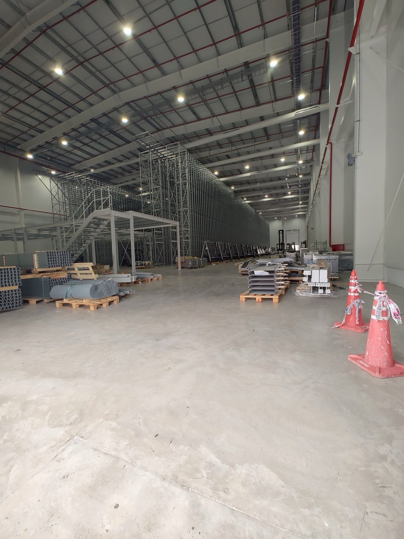 Interior de la nave logística, con racks instalados