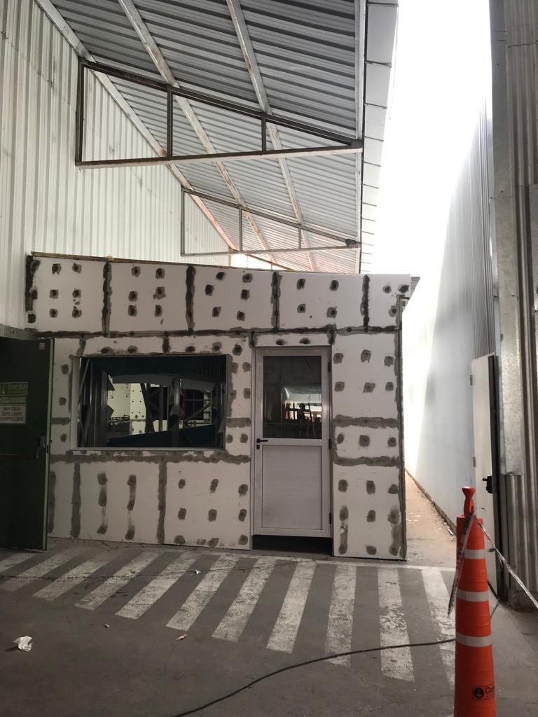 Cerramiento exterior de la oficina Colorín en San Luis