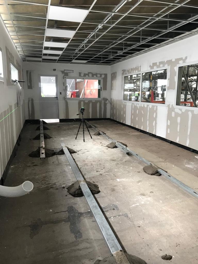 Avance de piso e instalaciones interiores de la oficina Colorín