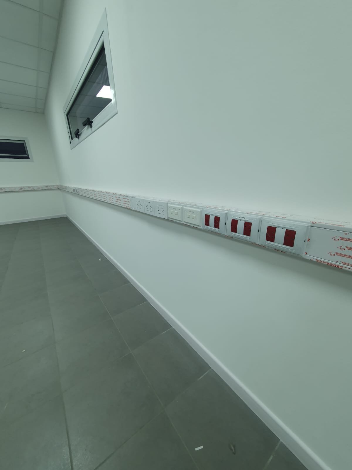 Detalle de terminaciones e instalaciones eléctricas de la oficina Colorín