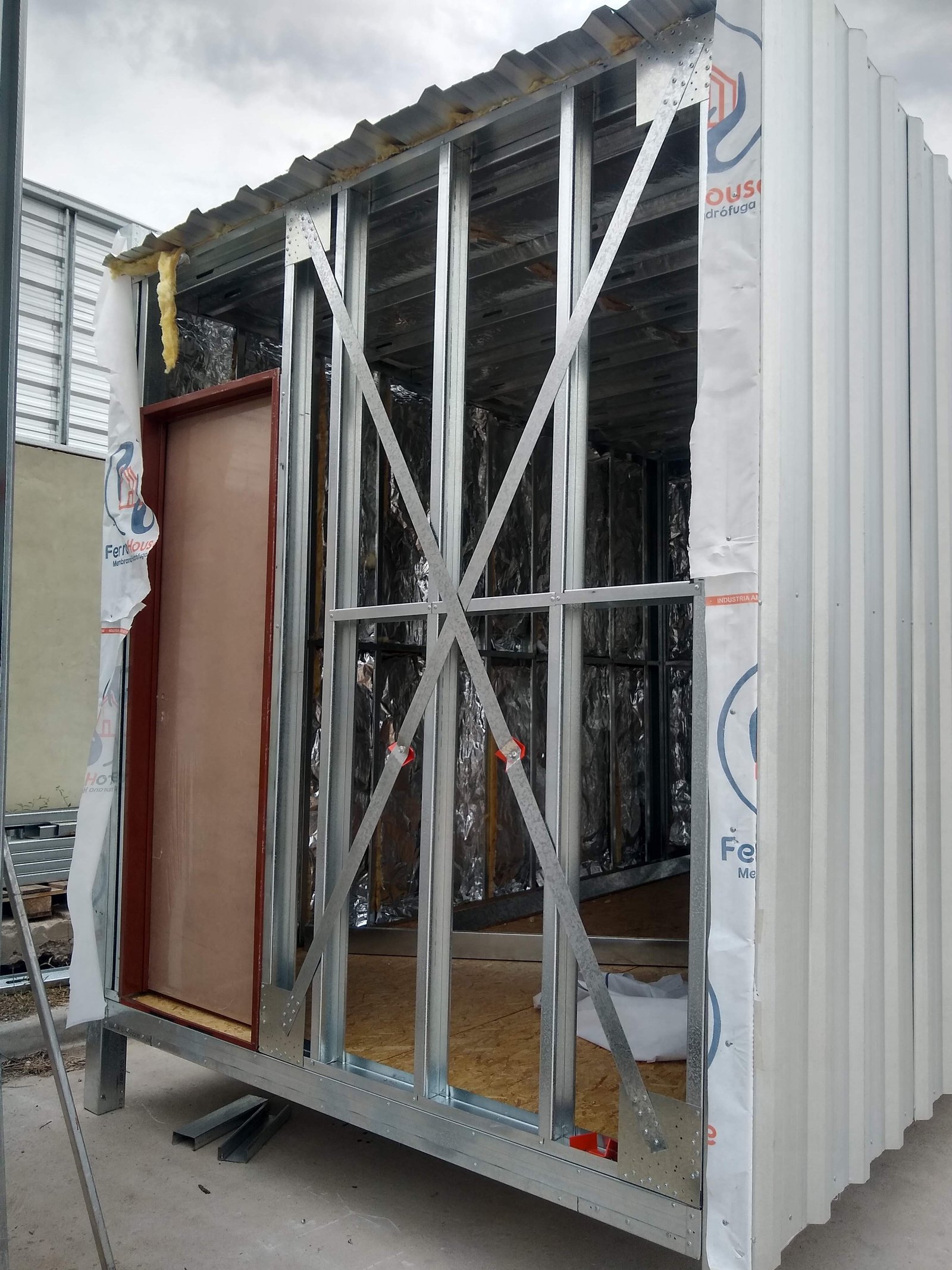 Montaje de la estructura liviana del módulo de oficinas Asoprofarma
