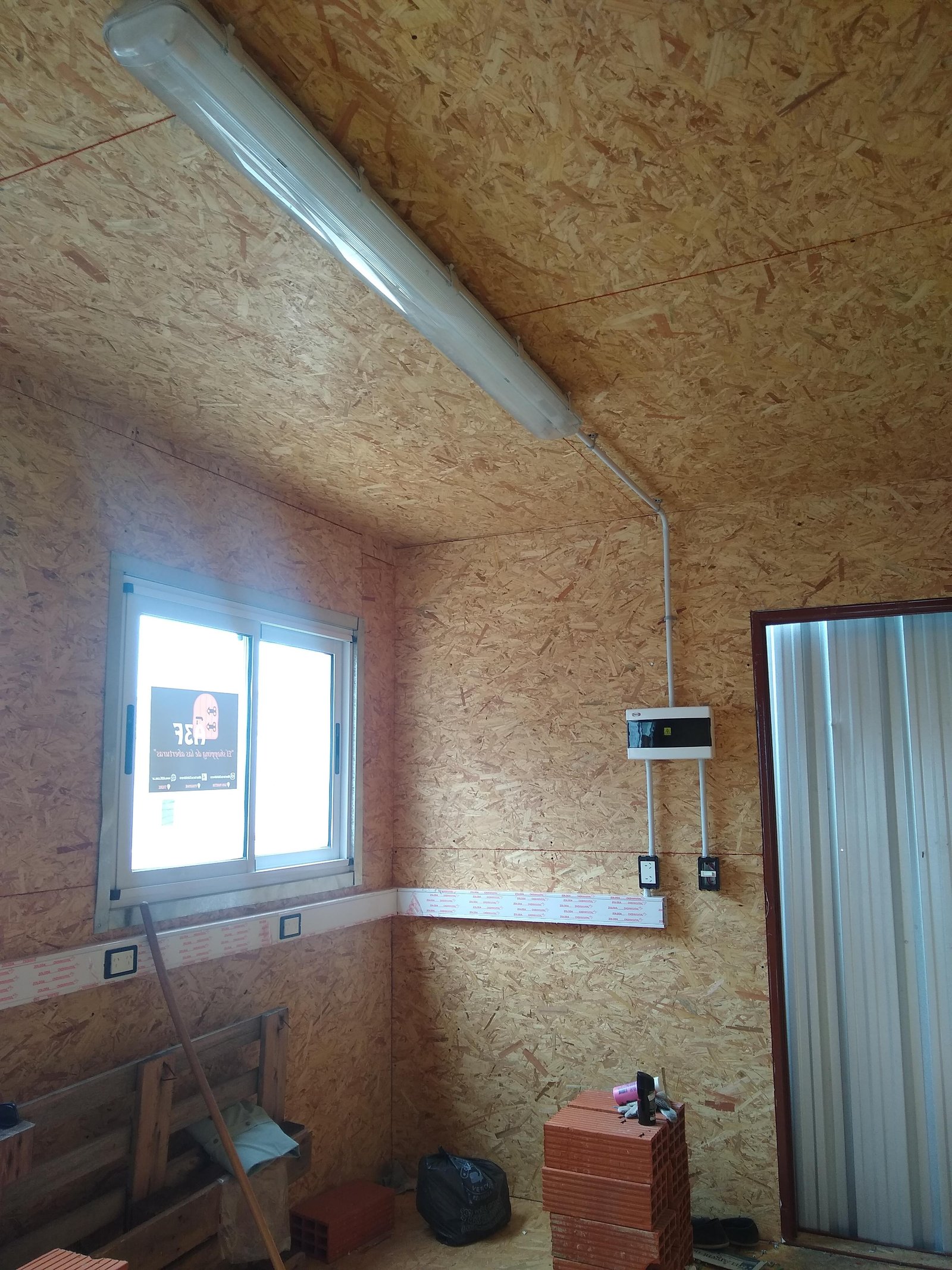 Interior del módulo de oficinas Asoprofarma durante la instalación eléctrica