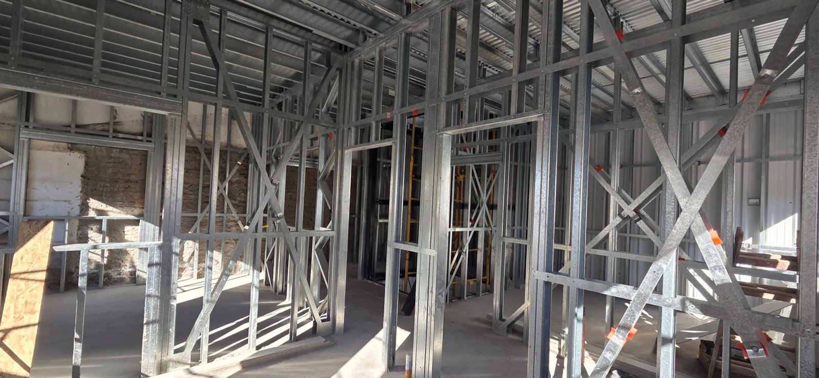 Estructura Steel Framing del segundo nivel vinculada al edificio existente, R&V, junio 2026