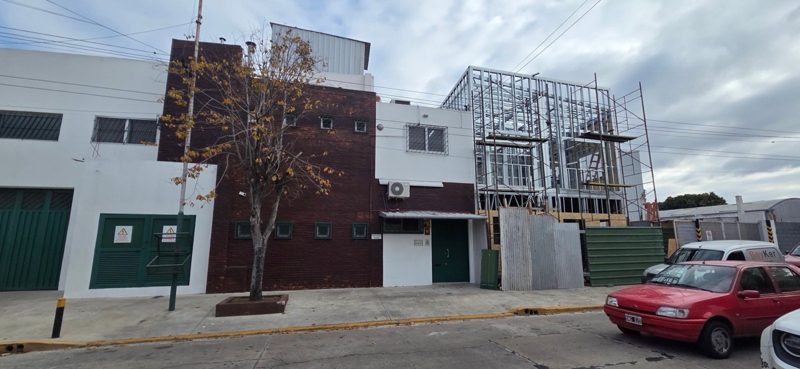 Estructura de Steel Framing de la ampliación R&V vista desde la calle, junto al edificio existente