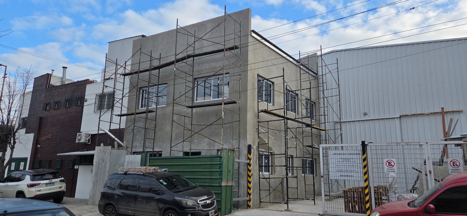 Fachada de la ampliación de oficinas R&V en Quilmes