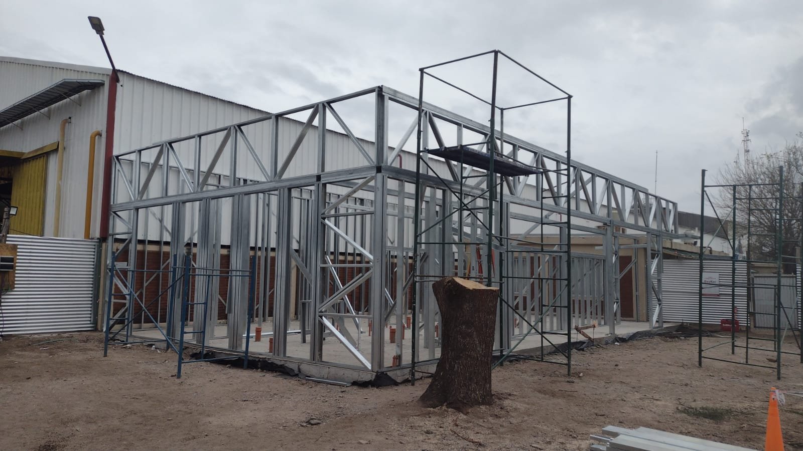 Estructura en Steel Frame del edificio industrial Saint-Gobain en San Luis