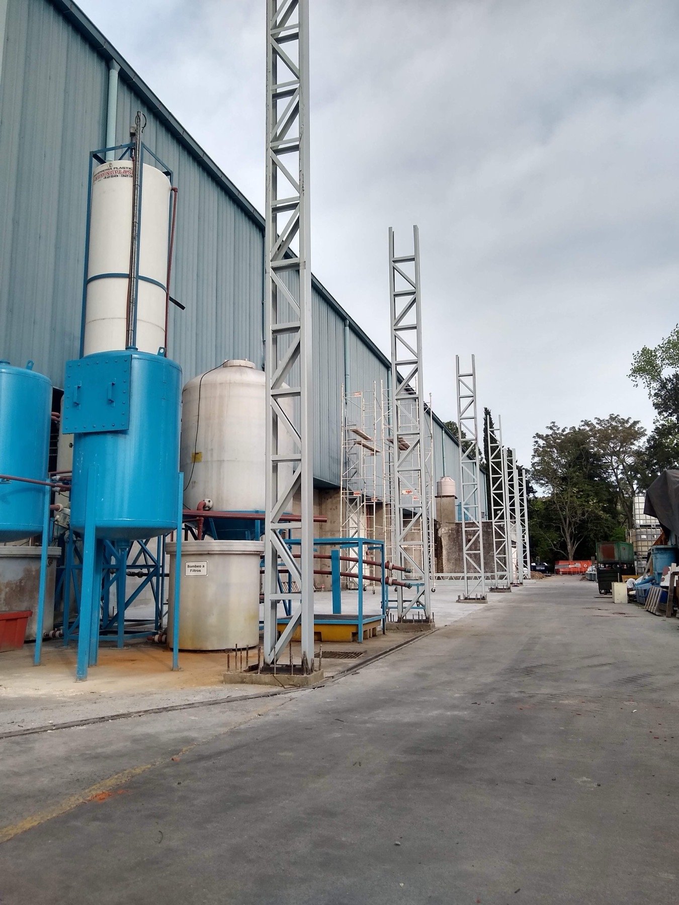 Estructura metálica del depósito Taranto en montaje