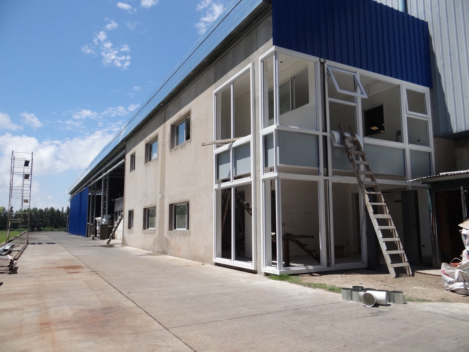 Avance de fachada vidriada del edificio de oficinas Taranto en Villa Elisa