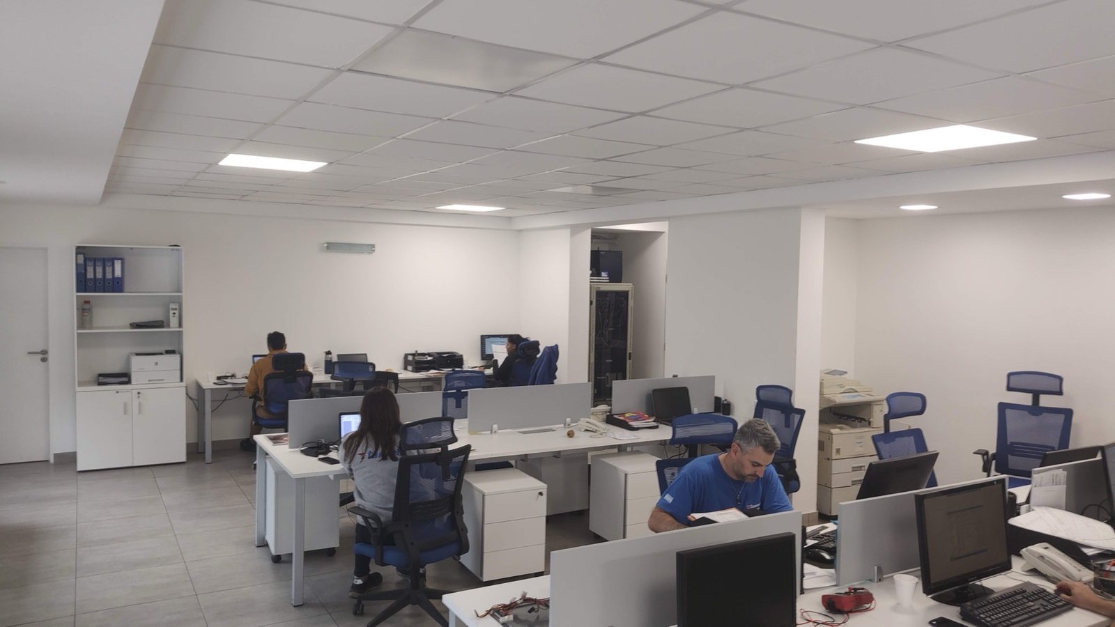 Interior de oficinas administrativas terminadas de Taranto