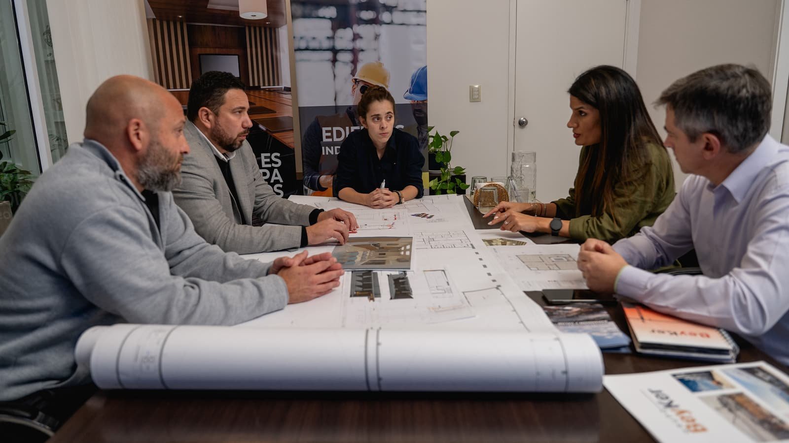 Equipo de Grupo Beyker en reunión de obra