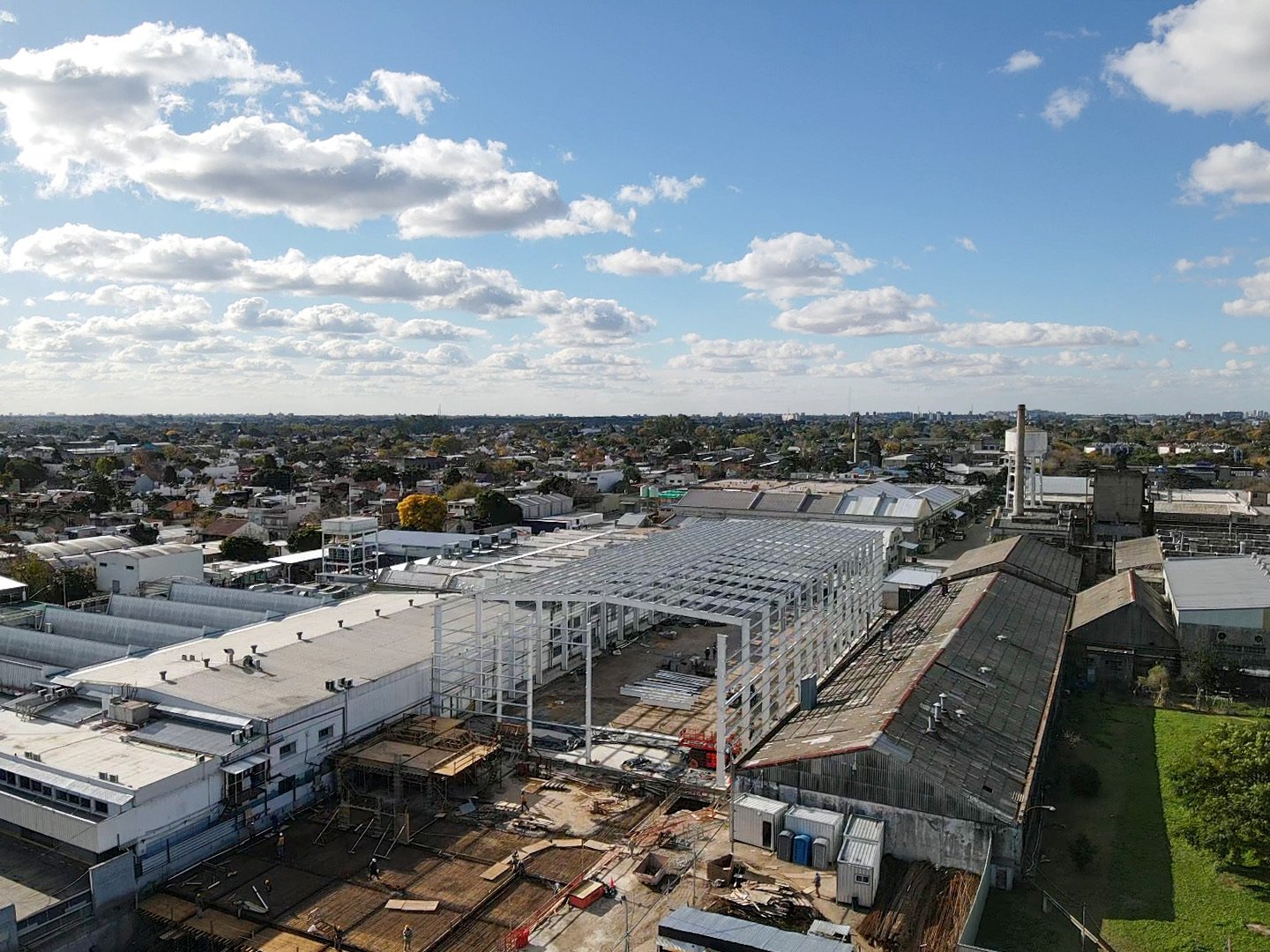 Vista aérea de la obra de Asoprofarma en Villa Adelina en plena construcción, con la estructura metálica de la nueva nave