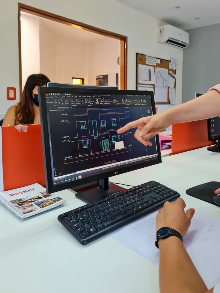 Pantalla de computadora mostrando planos