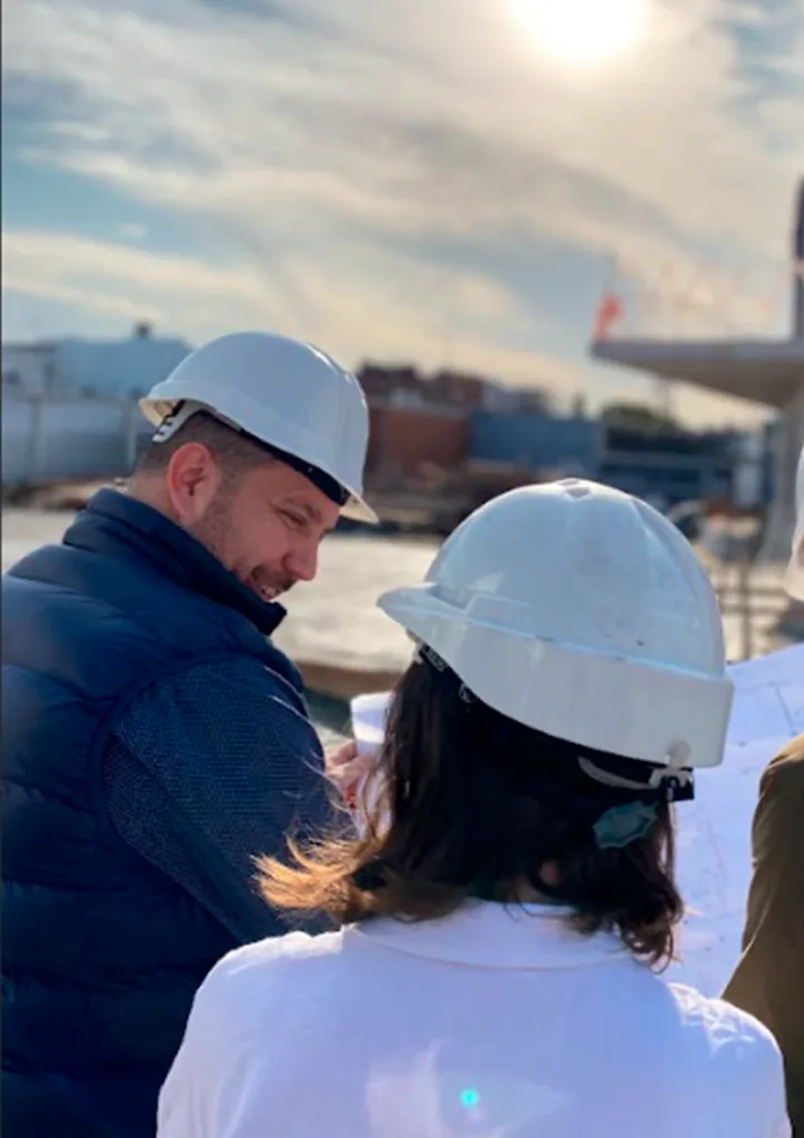 Arquitectos observando una obra